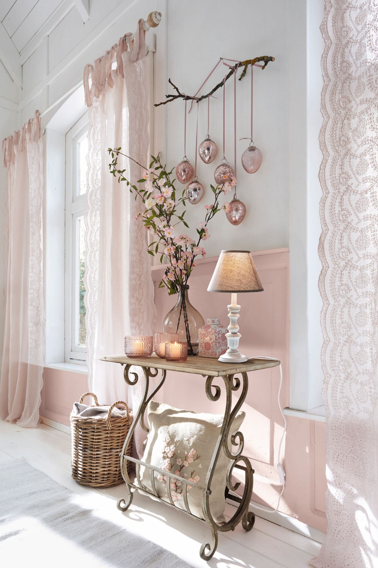 Konzolový stolek Ciattos, Velikonoční vajíčka Cataleya, Stolní lampa Créteil | LOBERON